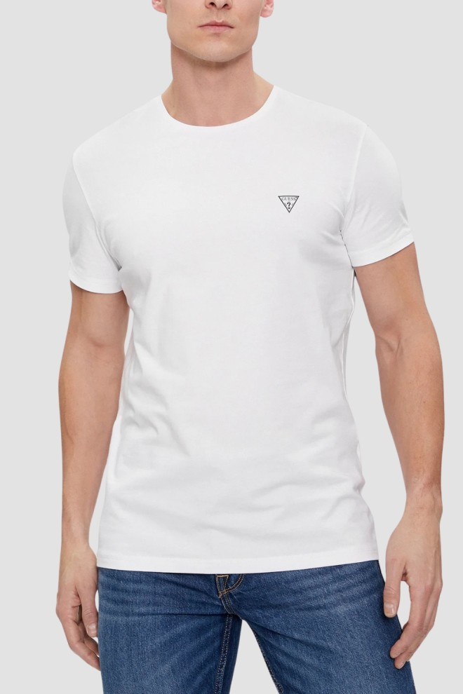 mężczyzna w białym t-shircie